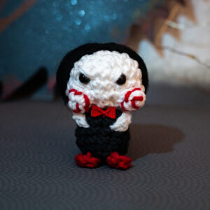 Amigurumis, figurines en crochet représentant Billy la poupée de saw, imaginé et confectionné à la main par les Mignonstres, une marque le Rat et l’Ours.