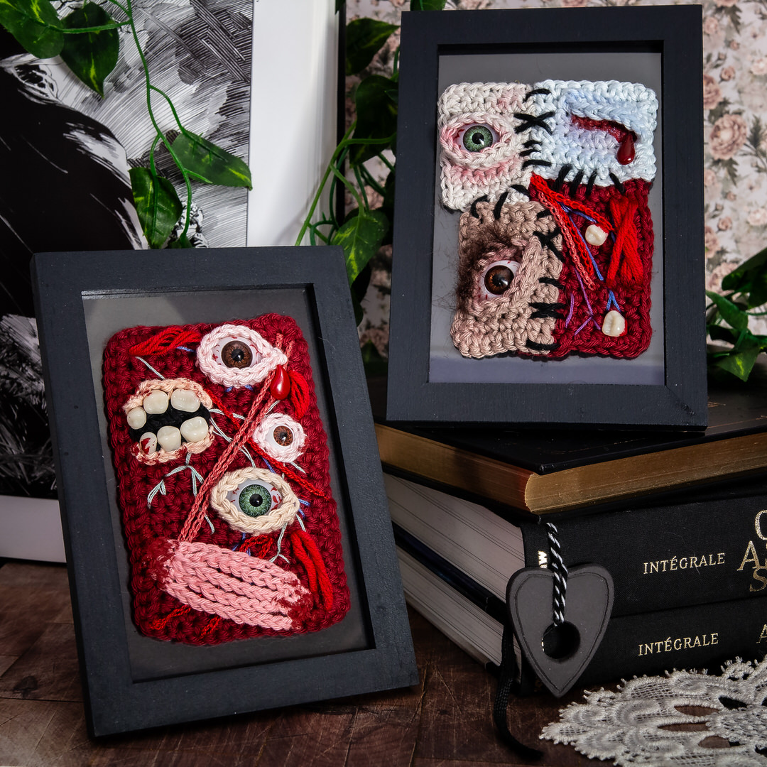 Tableaux en crochet sur le thème du body horror, avec des yeux, des dents, et des muscles... Œuvres imaginées et confectionnées à la main par les Mignonstres, une marque le Rat et l’Ours.