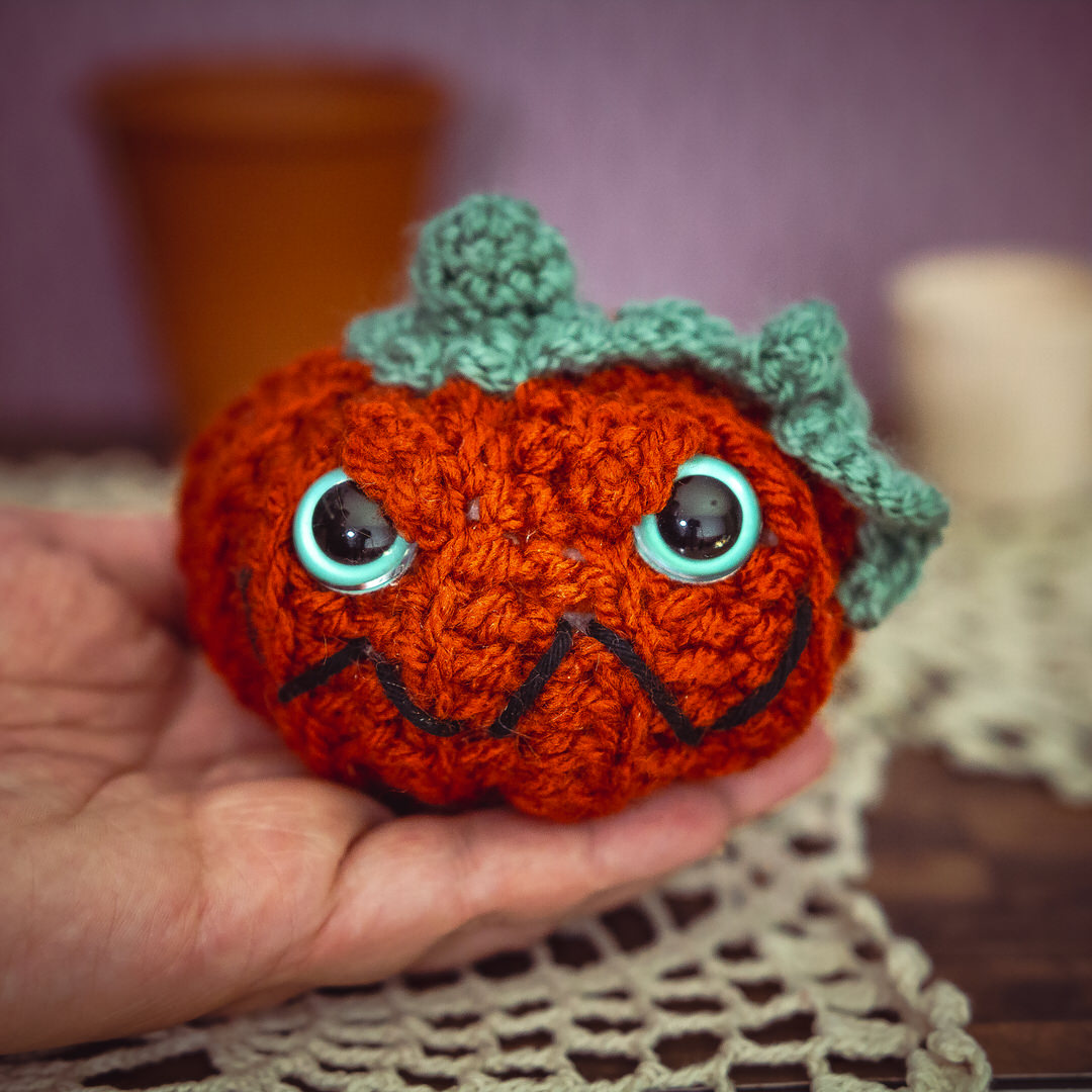 Amigurumi, figurines en crochet représentant une citrouille méchante avec yeux phosphorescents, imaginés et confectionnés à la main par les Mignonstres, une marque le Rat et l’Ours.