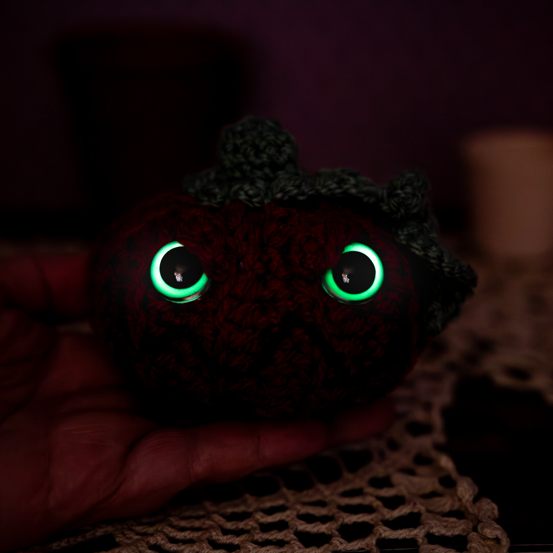 Amigurumi, figurines en crochet représentant une citrouille méchante avec yeux phosphorescents, de nuit, imaginés et confectionnés à la main par les Mignonstres, une marque le Rat et l’Ours.