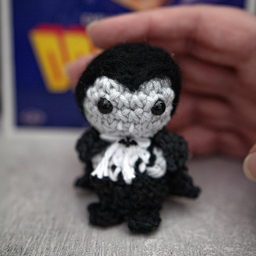 Amigurumi, figurines en crochet représentant Dracula de chez Universal Monsters, imaginé et confectionné à la main par les Mignonstres, une marque le Rat et l’Ours.