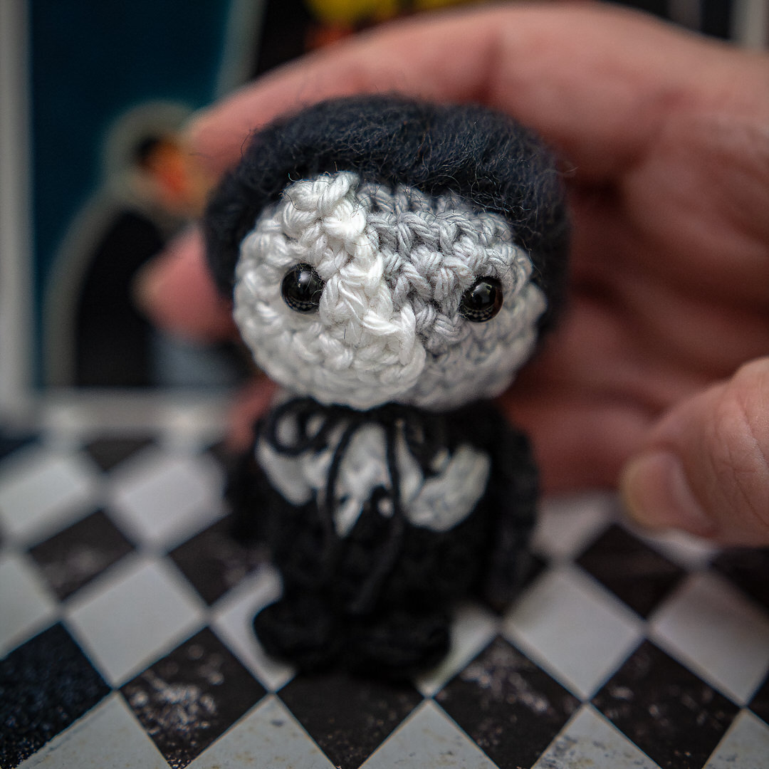 Amigurumi, figurines en crochet représentant le fantôme de l'opéra de chez Universal Monsters, imaginé et confectionné à la main par les Mignonstres, une marque le Rat et l’Ours.