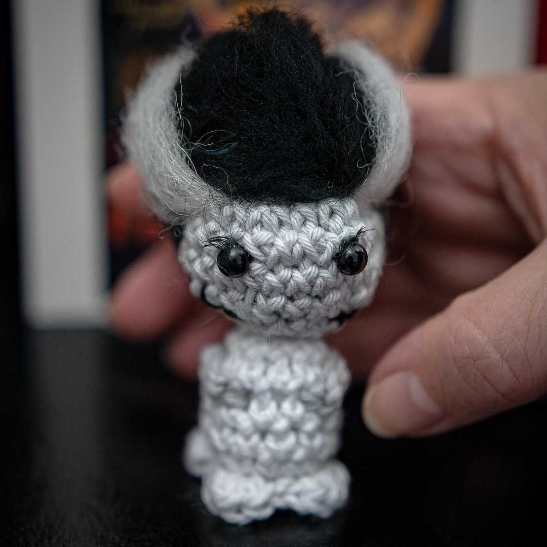 Amigurumi, figurines en crochet représentant la fiancée de Frankenstein, de chez Universal Monsters, imaginée et confectionnée à la main par les Mignonstres, une marque le Rat et l’Ours.