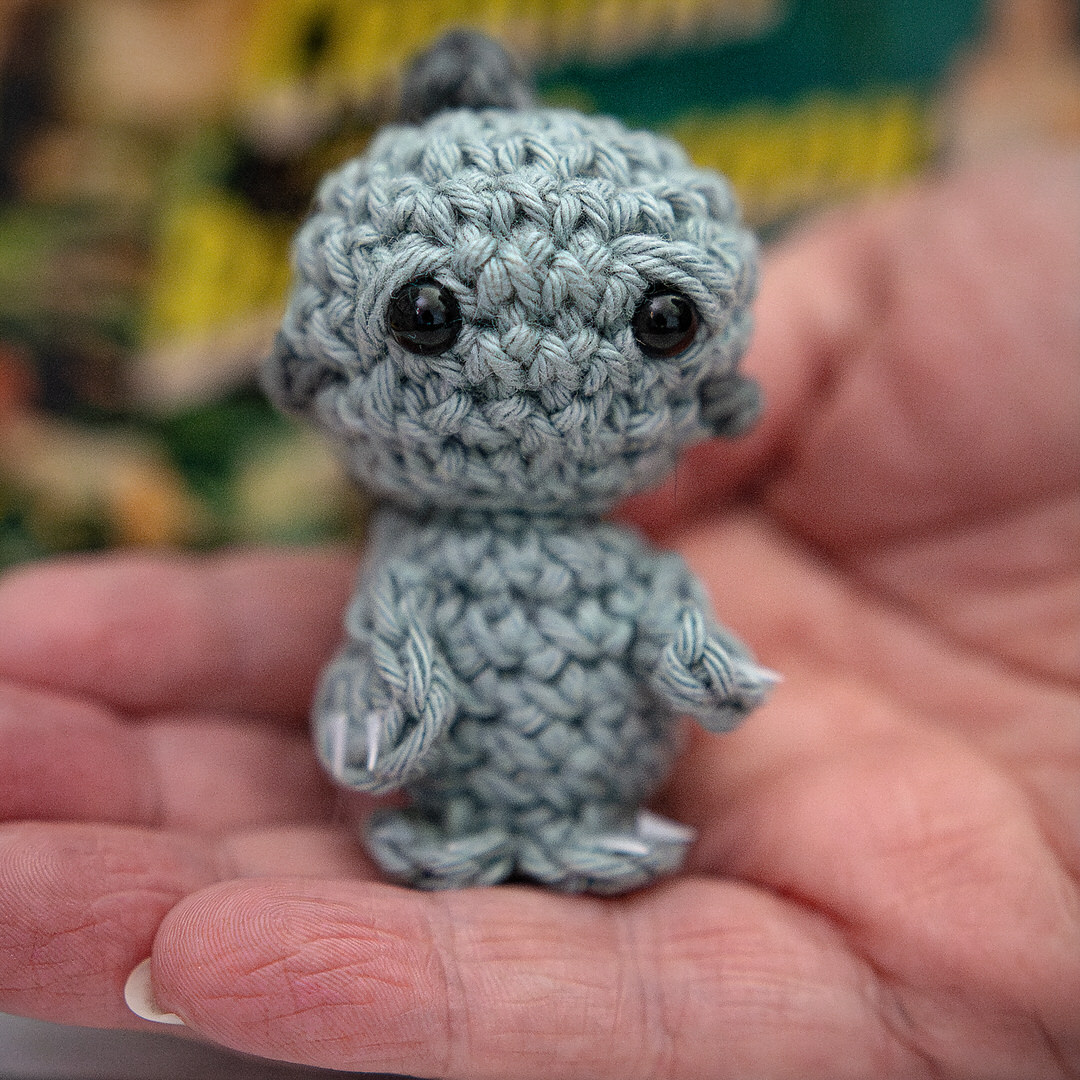 Amigurumi, figurines en crochet représentant le gill-man, la créature du lagon noire de chez Universal Monsters, imaginé et confectionné à la main par les Mignonstres, une marque le Rat et l’Ours.