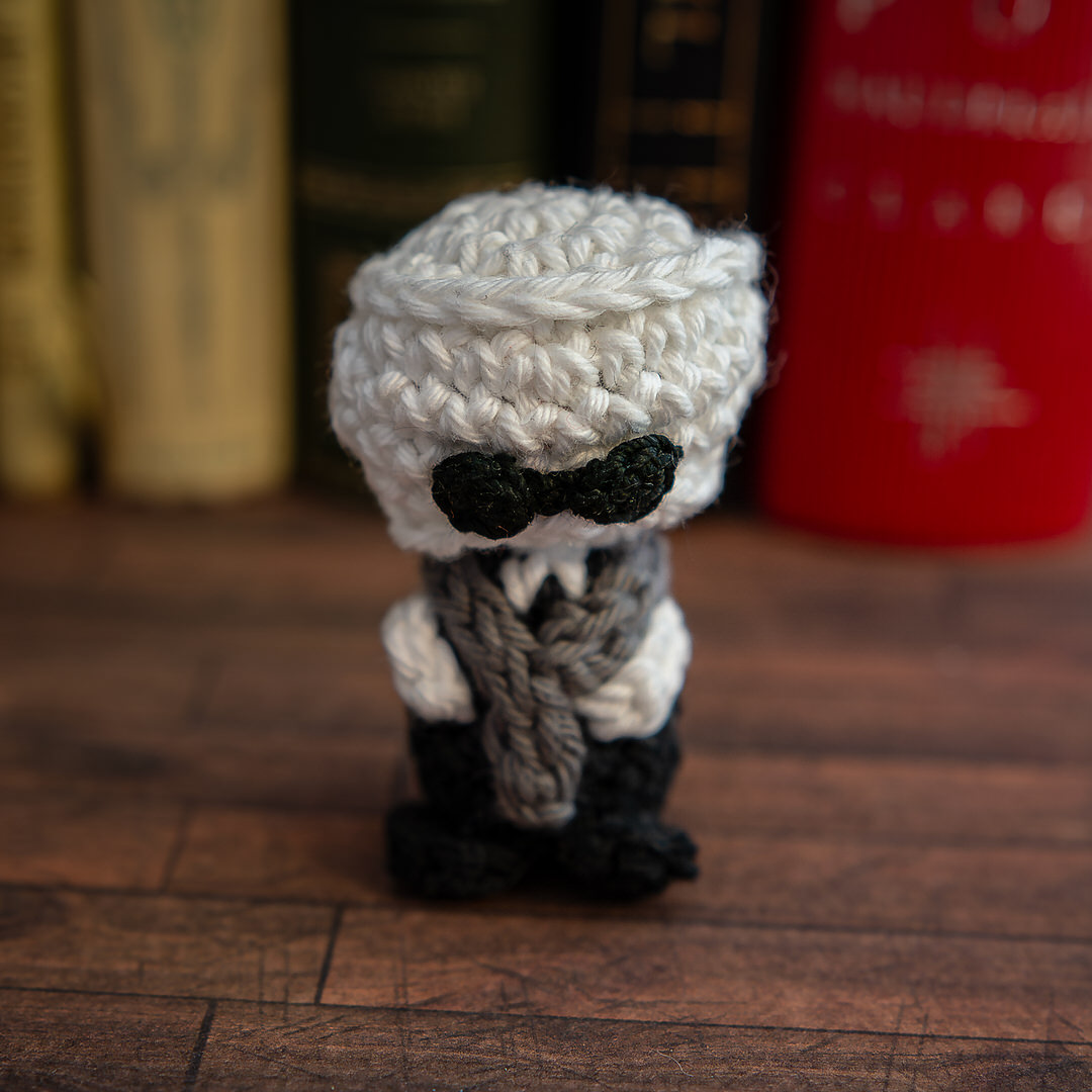 Amigurumi, figurines en crochet représentant l'homme invisible, de chez Universal Monsters, imaginé et confectionné à la main par les Mignonstres, une marque le Rat et l’Ours.